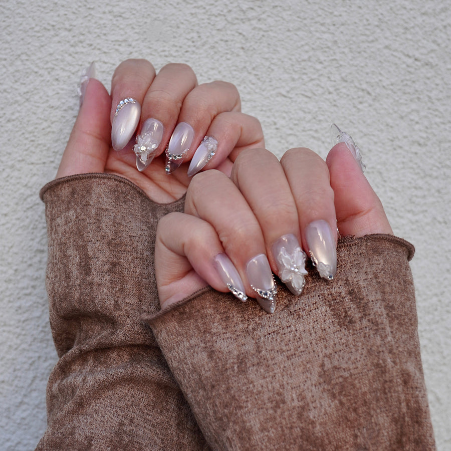 Salon-quality 3D gel nails that actually last.